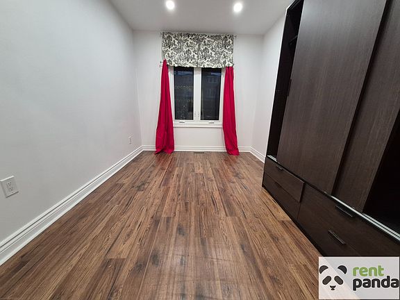 4th image of 156 Oakcrest Ave