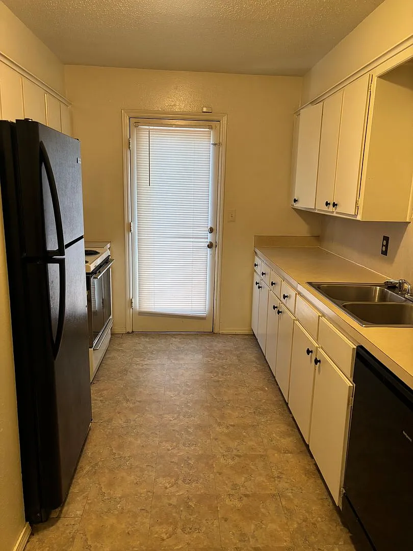 Must see 3 bed, 2 bath townhome close to OU Campus — Photo 4