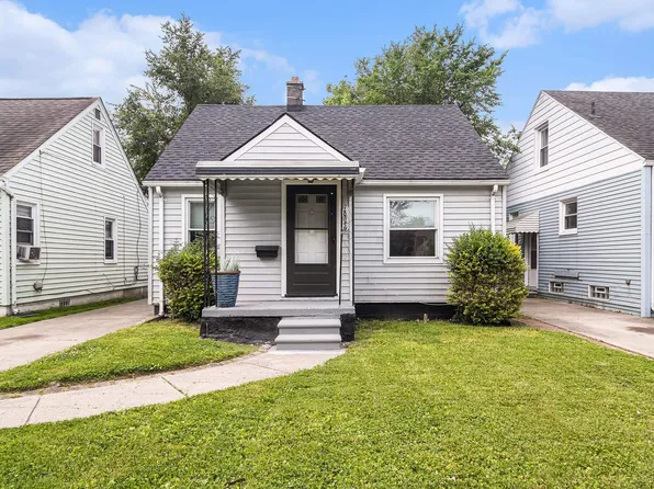 20846 Hampton Rd, Harper Woods, MI 48225