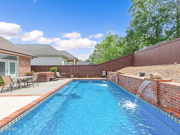 5th image of 122 Long Oak Ln