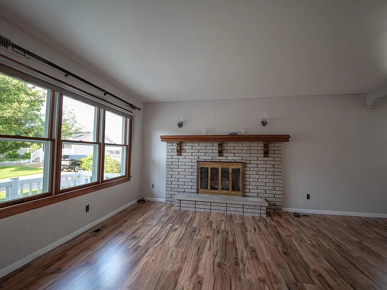 Claremont Cir — Photo 16