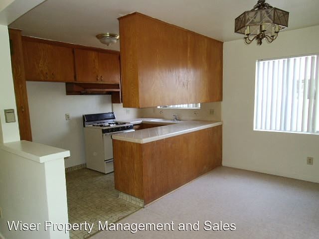 2nd image of 306 N L St APT B