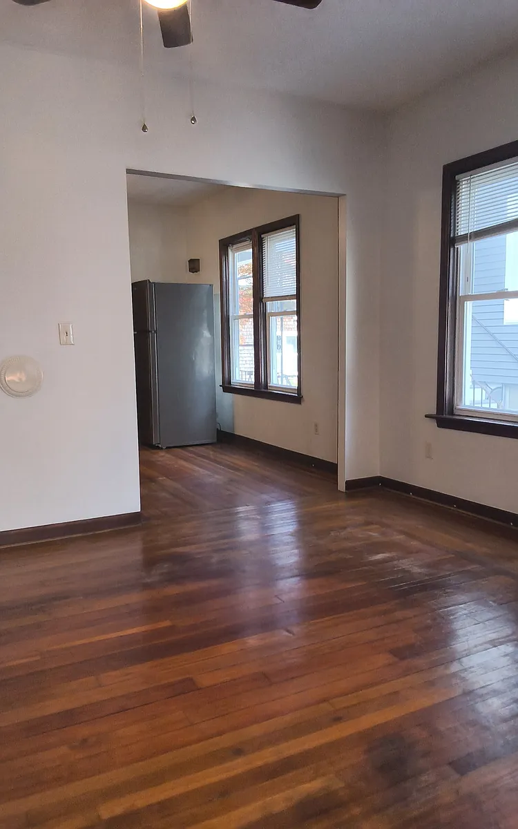 Building Photo - 560 William St #1