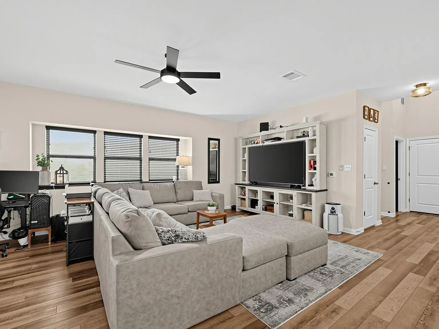 3 bed, 3.0 bath, 2067 sqft, $2,295 — Photo 3
