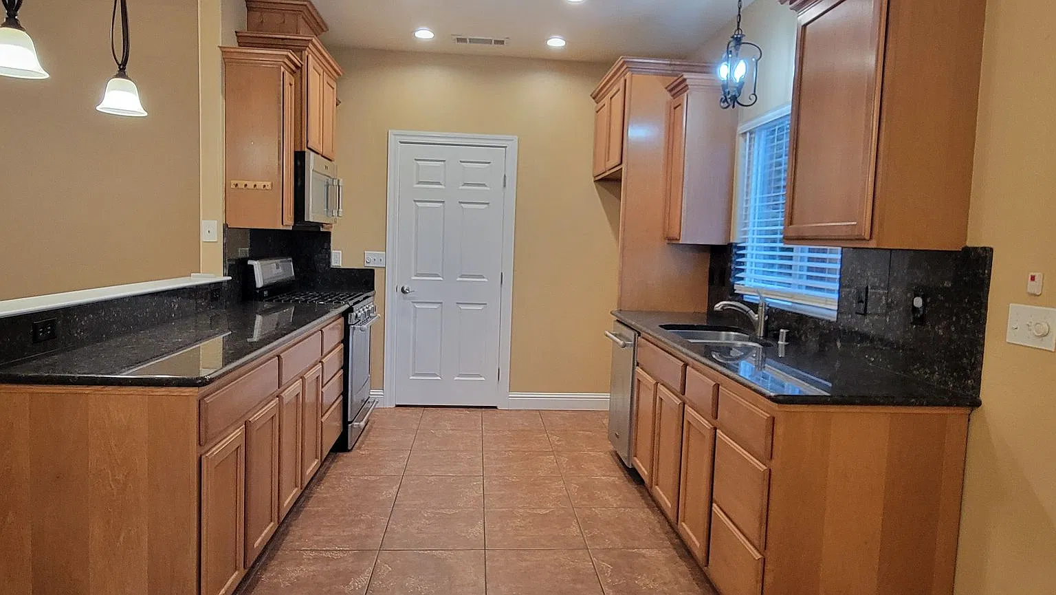 Beautiful Home in Crown Estates *Can be available sooner! — Photo 4