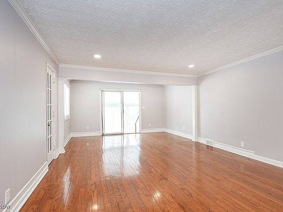 3rd image of 1044 Winton Ave