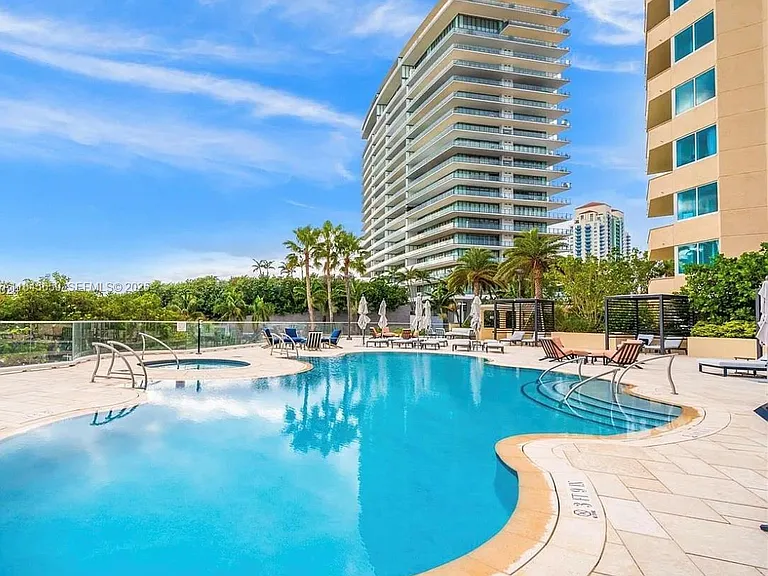 300 S Pointe Dr #1901 — Photo 12