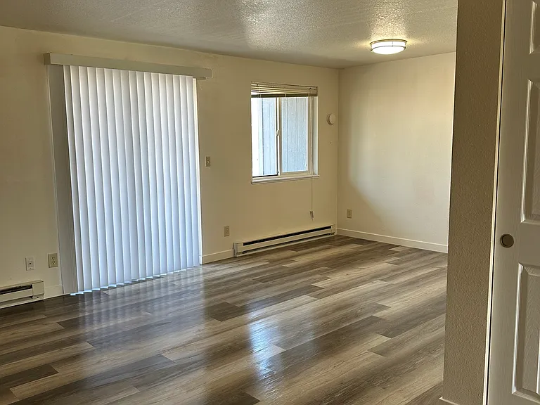 Sunset Square Apartments — Photo 8