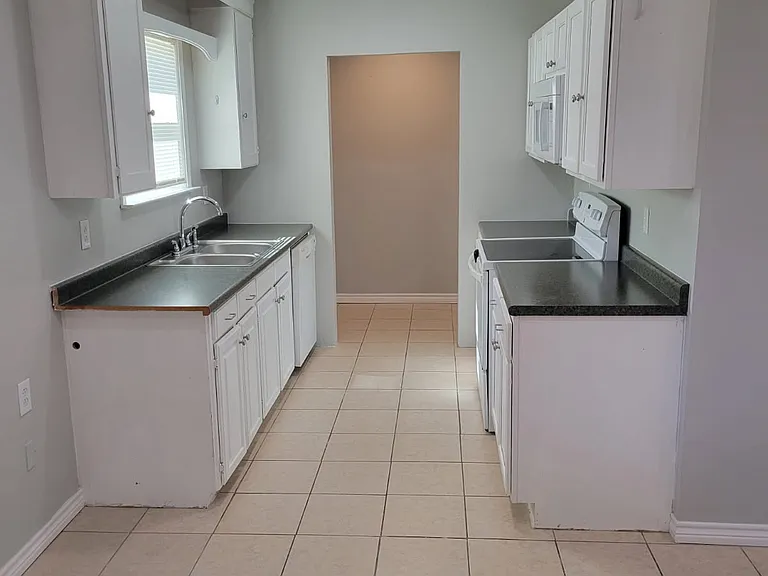 1107 W Cornelia Ave — Photo 5