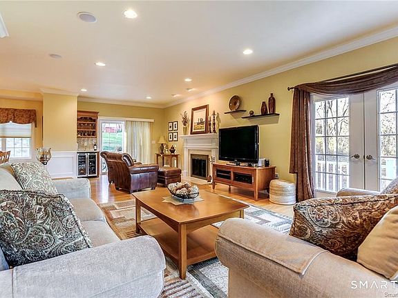 4th image of 833 Millbrook Rd