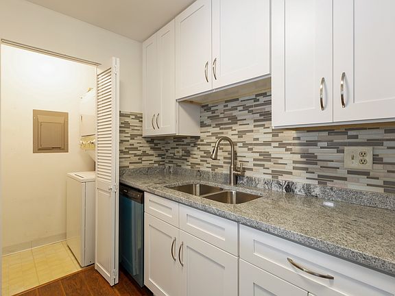 4th image of 840 N Lakeside Dr APT 2D