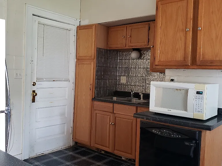 402 Denver St — Photo 3