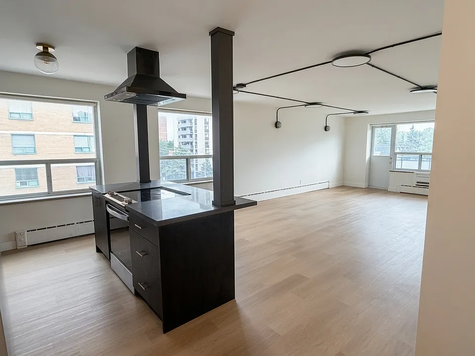 420 Eglinton Ave E #402