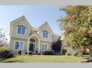 9424 Pine St, Lenexa, KS 66220