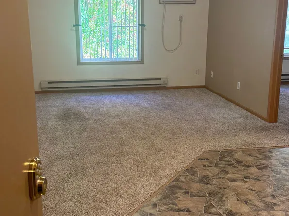 1700 14th St NE APT 9, Faribault, MN 55021