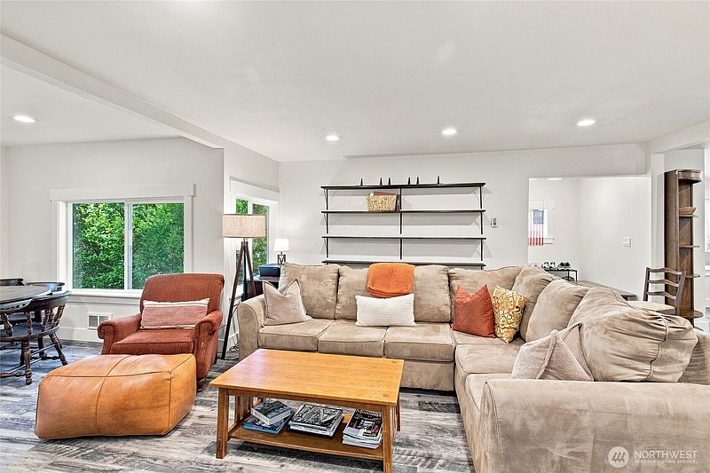 5th image of 4010 82nd Avenue W