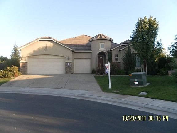 Front House 3 Car Garage With 2 Large Back Yard