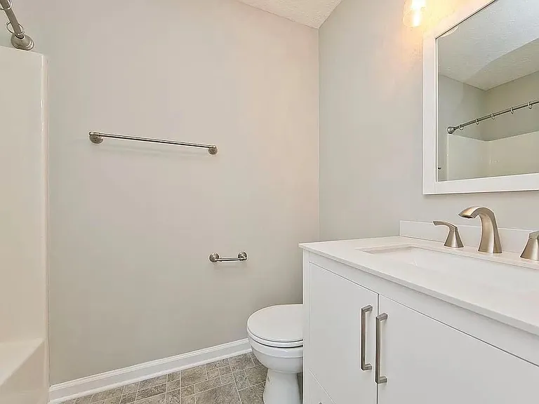 215 Stratford Dr — Photo 4