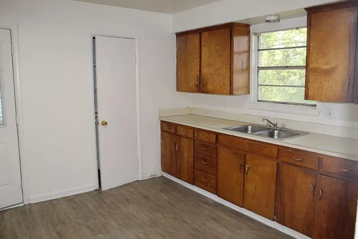 1 Sheffield Dr — Photo 4