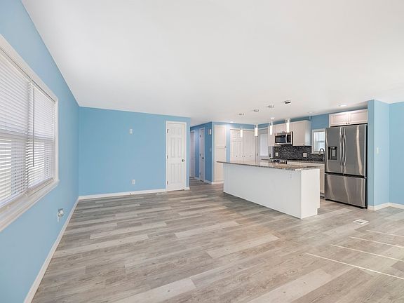 3rd image of 953 Laurel Cir