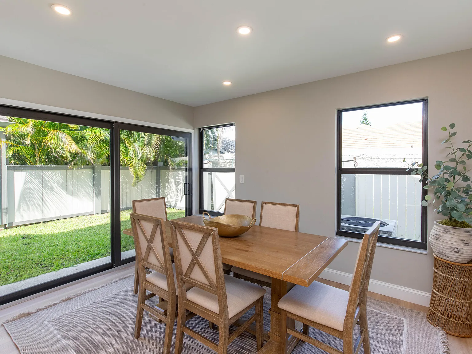 3 bed, 2.5 bath, 1918 sqft, $3,725 — Photo 4