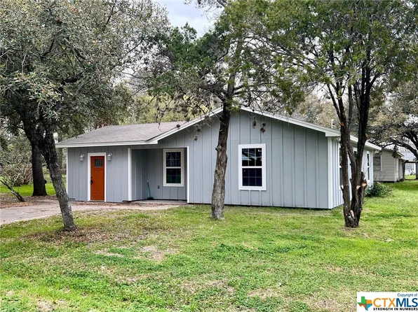 404 Buffalo St, Edna, TX 77957