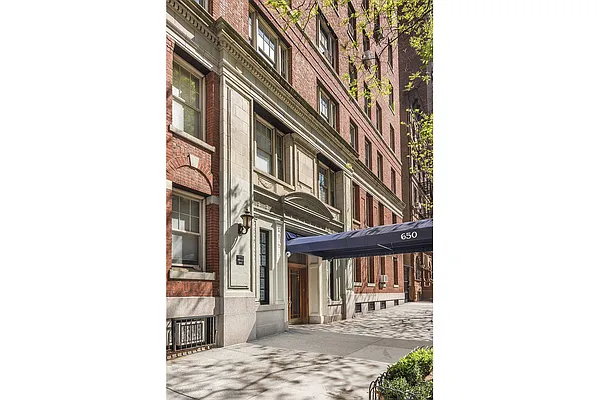 Sold by Warburg | media 10