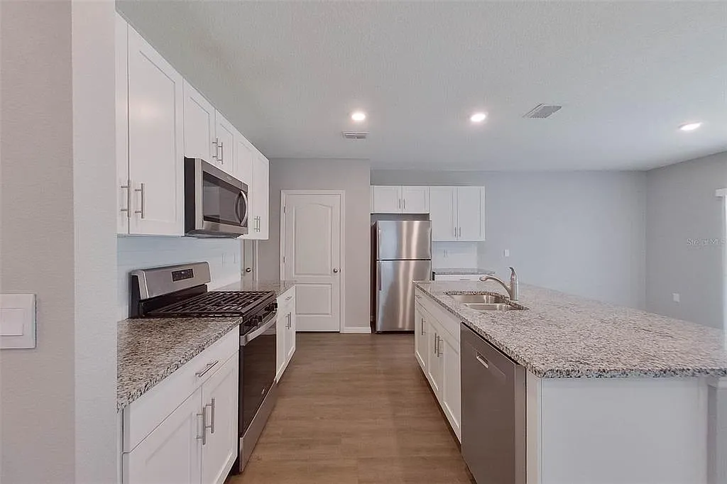 4 bed, 2.5 bath, 2007 sqft, $2,175 — Photo 4