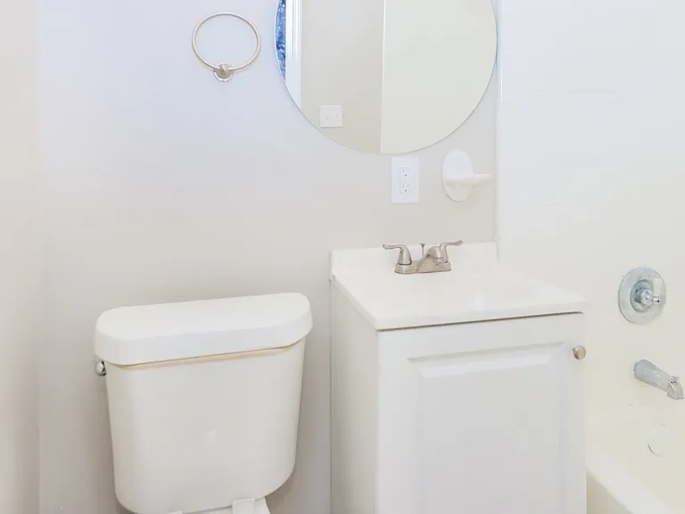 1631183_023_main_bathroom_13145572.jpg