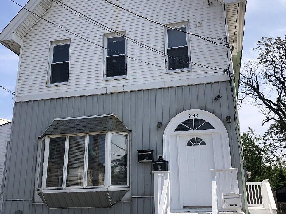 1st image of 2142 Richmond Ter