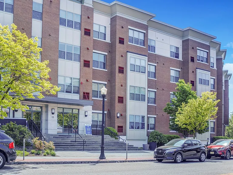 Alister Montclair is located just 18 miles west of Manhattan and 35 minutes from Penn Station via the Bay Street Station