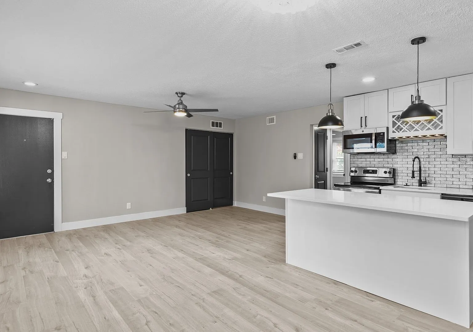 Anic - Kirkwood Manor Condominiums — Photo 1