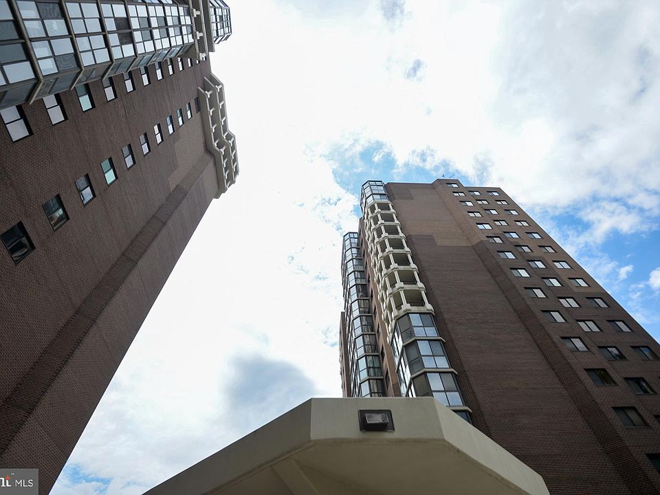 1st image of 1600 N Oak St APT 1526
