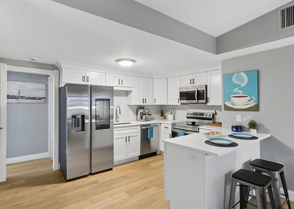 1st image of 115 W Seventh St #3