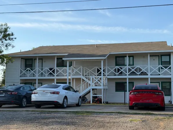 212 E Leona St, Dilley, TX 78017