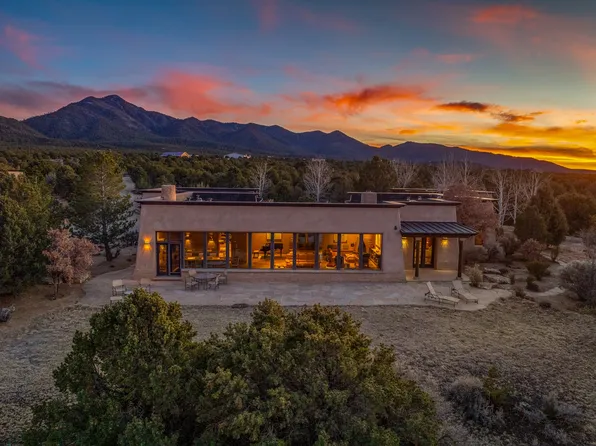 128 Outlaw Trl, Ranchos De Taos, NM 87557