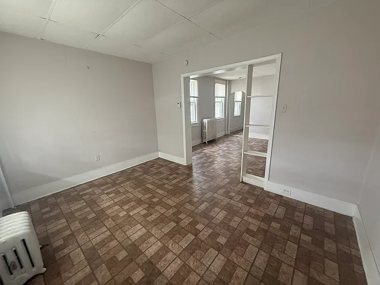 123 N Meade St — Photo 2