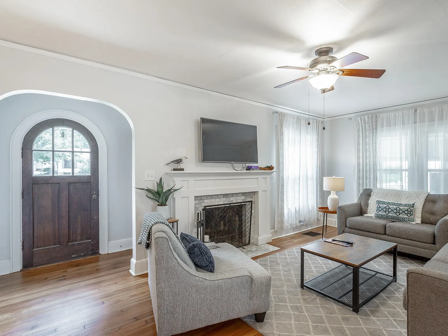 3 bed, 1.5 bath, 1657 sqft, $2,300 — Photo 2