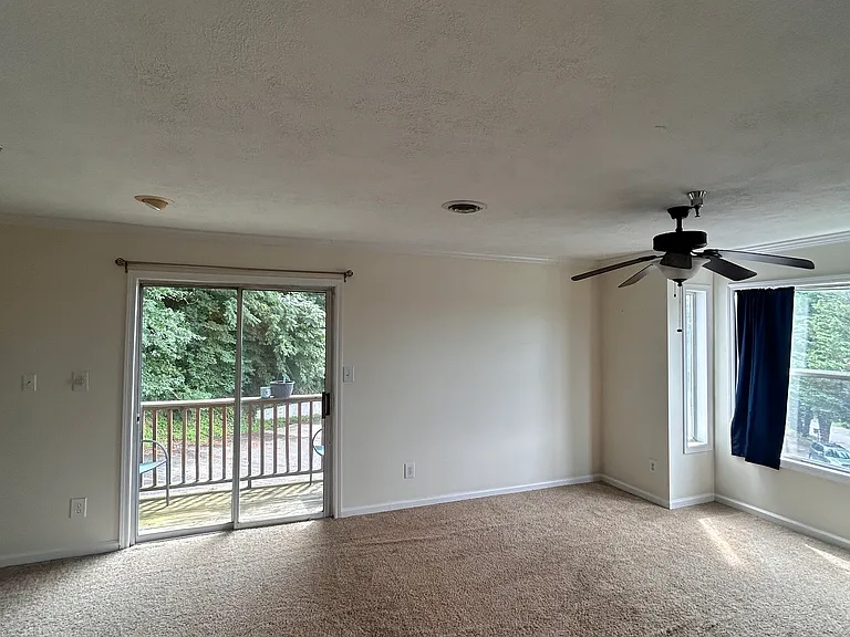 200 Stewart Ln #10 — Photo 2