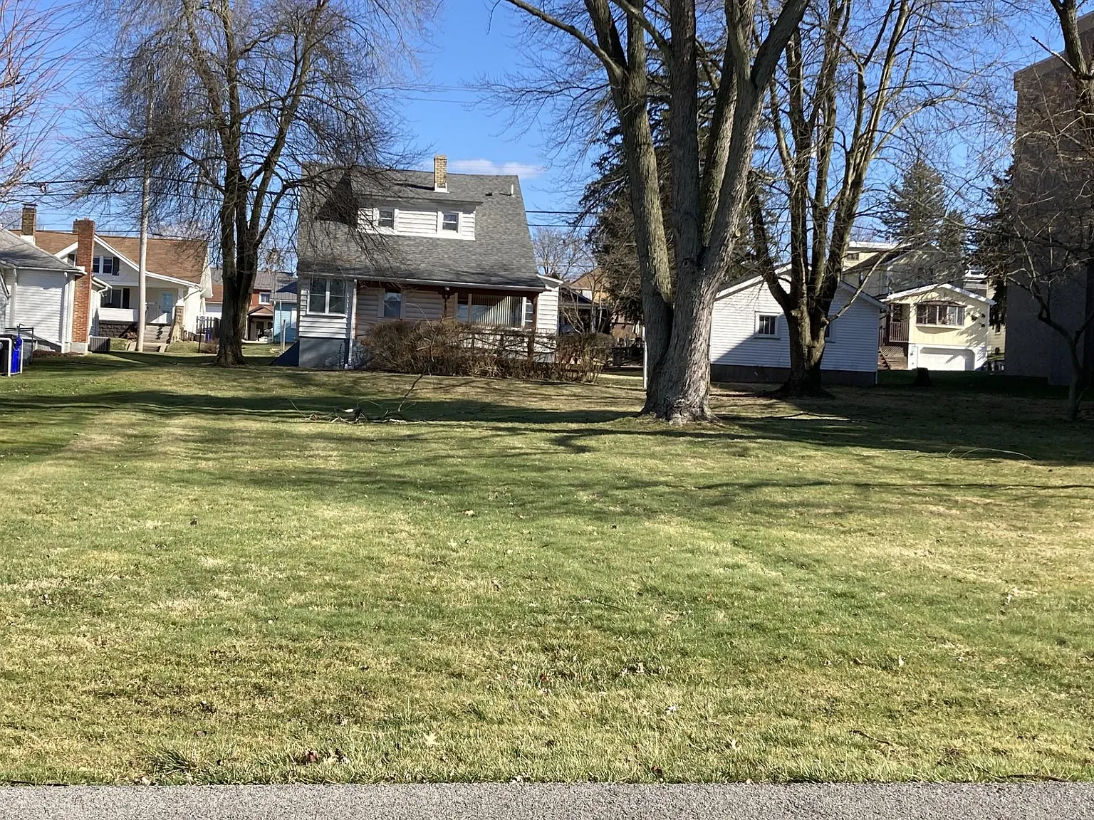 3 bed, 2400 sqft, $2,000 — Photo 2
