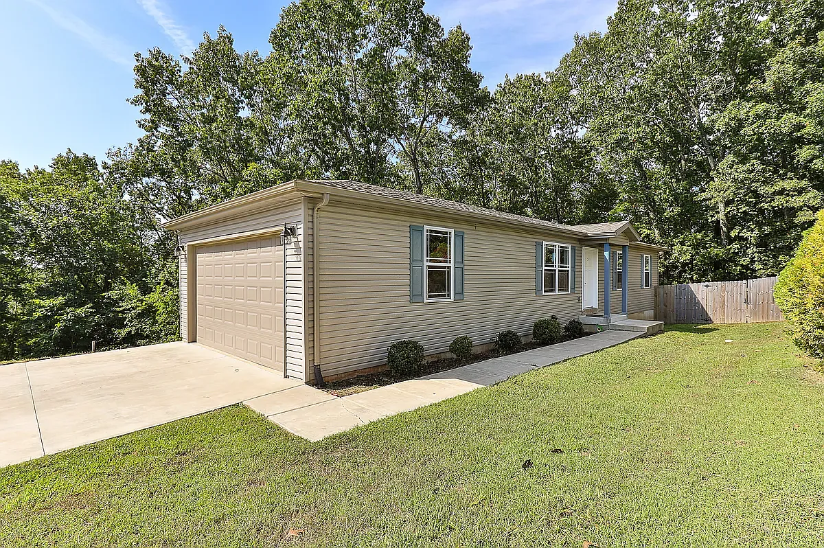 4 bed, 2.5 bath, 1547 sqft, $2,190 — Photo 1