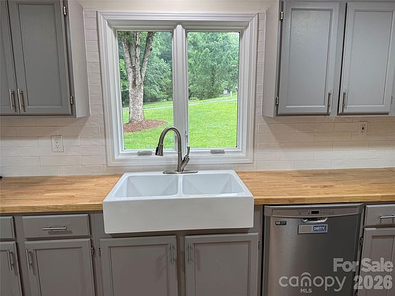 3rd image of 32 Mayfair Dr