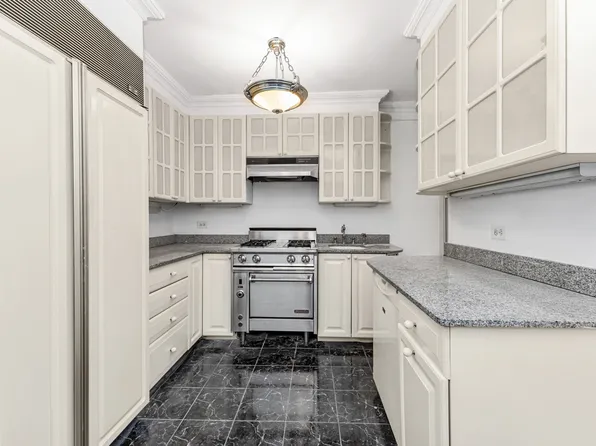424 East 52nd Street 2A image 3 of 6