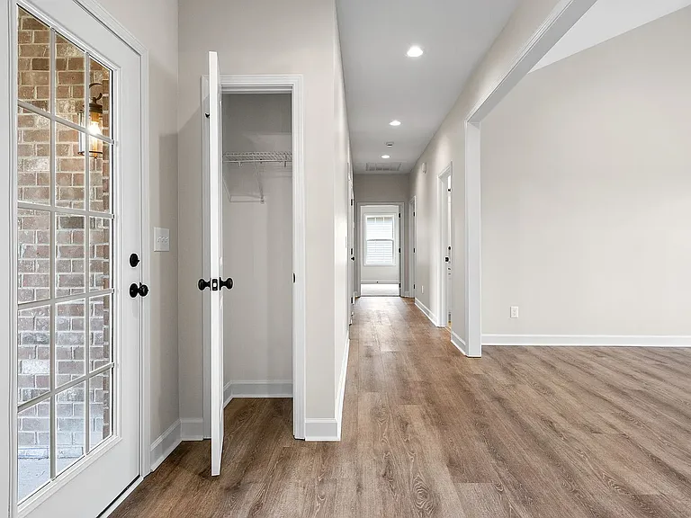 Hallway/Closet