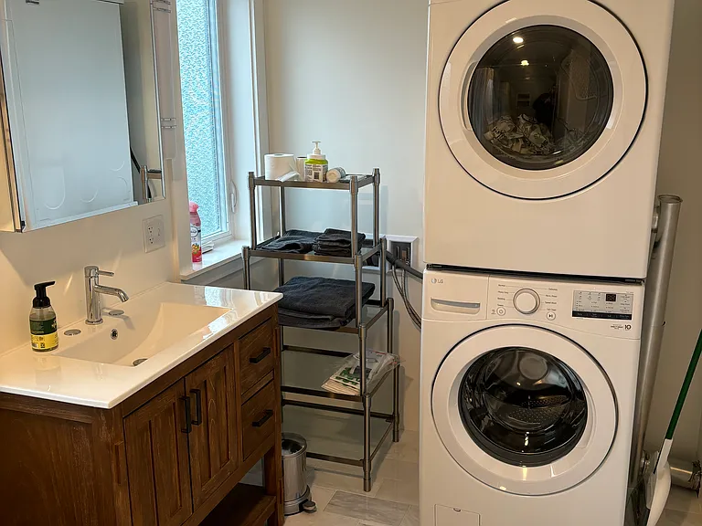 Full size washer/dryer in upstairs bathroom.