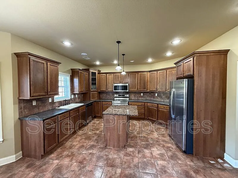 3 bed, 2.5 bath, 2500 sqft, $2,300 — Photo 4