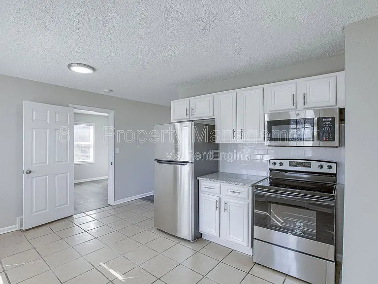11201 Crystal Ave — Photo 7