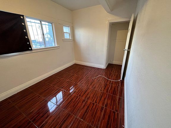 4th image of 725 W 60th St APT 04