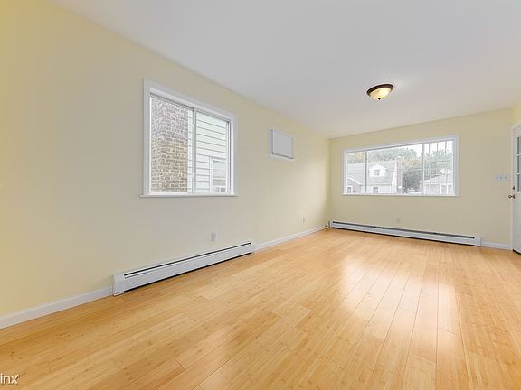 121-36 Benton St-02