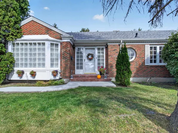 12304 Grand View Dr NW, Edmonton, AB T6H 4K4